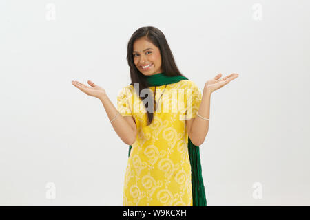 Young woman smiling with her arms outstretched Banque D'Images