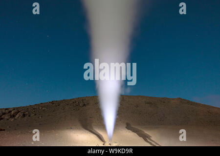 Sol de la Manana, soleil levant le geyser field haut dans un énorme cratère dans la réserve Eduardo Avaroa, au sud-ouest de l'Altiplano de Bolivie Banque D'Images