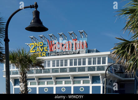 2e Ave Pier & Wicked Rouge Restaurant sign à Myrtle Beach SC, USA. Banque D'Images