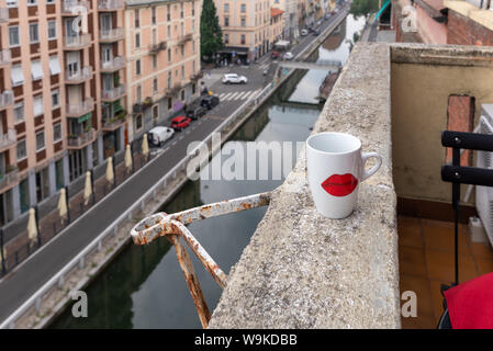 Une tisane tasse décorée d'une lèvre rouge motif, sur le seuil d'un balcon, canal historique Banque D'Images