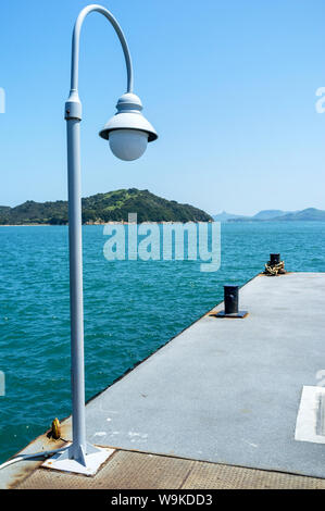 Réverbère dans un quai de l'île de Naoshima, Japon Banque D'Images