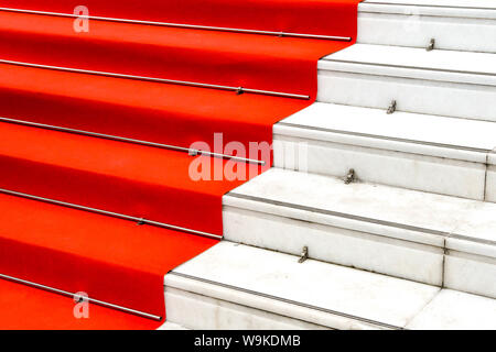 CANNES, FRANCE - Avril 2019 : tapis rouge sur fond blanc étapes de préparation pour le Festival de Cannes. Banque D'Images