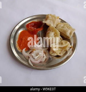 Le Népal a servi avec Chutney de tomates plus moody arrière-plan. Banque D'Images
