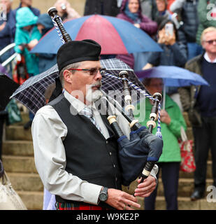 Glasgow, Ecosse, Royaume-Uni. 14 août 2019. La 16e édition du Festival International du continué avec des concerts gratuits dans la rue Buchanan à partir d'une sélection de bandes, y compris tuyau dont jouissent les Canadiens et Américains des centaines de spectateurs qui n'ont pas été rebutés par les fortes averses de pluie. Piper avec la Grande Prairie and District Pipes and Drums Crédit : Findlay/Alamy Live News Banque D'Images