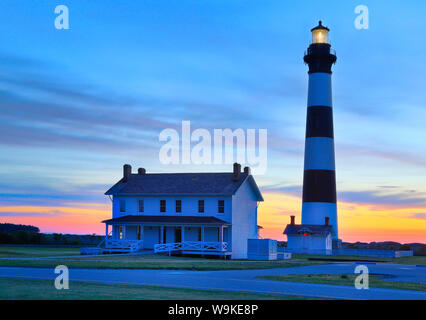 Le lever du soleil, Bodie Island Lighthouse, Cape Hatteras National Seashore, North Carolina, USA Banque D'Images