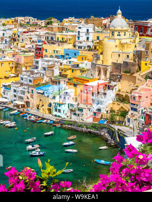 Paysage aux maisons colorées sur l'île de Procida, Italie Banque D'Images