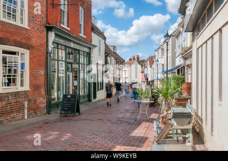 Les gens marcher dans la rue de l'Ouest dans la région de Faversham sous le soleil d'été. Banque D'Images