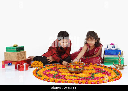 Deux enfants faisant du rangoli Banque D'Images