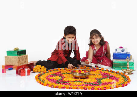 Deux enfants faisant du rangoli Banque D'Images