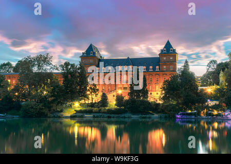 Castel San Valentino à Turin Italie sunset photographie de Castello del Valentino sul Fiume po' Banque D'Images