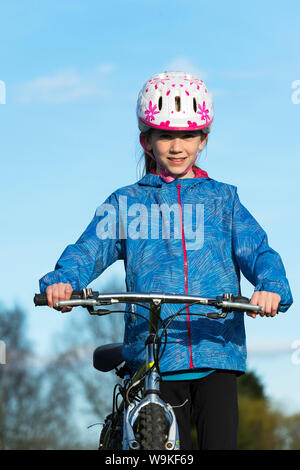 Jeune fille à vélo dans un jour ensoleillé Banque D'Images