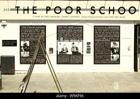 L'ÉCOLE PAUVRE . ÉCOLE DE FORMATION DES ACTEURS. COURS COURTS ACTEUR TRAING. Cours de 2 ANS. L'école pauvre. KINGS CROSS. PENTONVILLE ROAD, LONDRES N1. ÉCOLES PRIVÉES. THESPIANS. DRAME . ÉCOLE DE THÉÂTRE. SALLE DE TRAVAIL. FERMÉ EN 2018. SITE HISTORIQUE. COURS PROFESSIONNELS. La division des riches pauvres. Éducation. Opportunités pour les jeunes dans la société. Page du portefeuille de Russell Moore. Banque D'Images