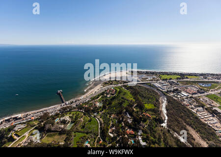 Vue aérienne de la colline de homes, Malibu Pier et plage Surfrider au nord de Los Angeles en Californie du Sud. Banque D'Images