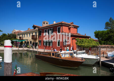 Dans le bassin du canal Motoscafi à Piazza Santa Fosca sur l'île de Torcello, lagune de Venise, Vénétie, Italie Banque D'Images