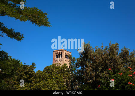 Le campanile de la cathédrale de Santa Maria Assunta apparaît à travers les arbres, Torcello, lagune de Venise, Vénétie, Italie Banque D'Images