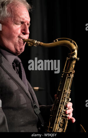 Scott Hamilton jouant avec son sax ténor, quatuor jazz festival 2019 Brecon Banque D'Images