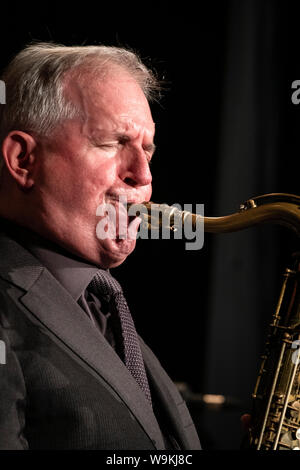 Scott Hamilton jouant avec son sax ténor, quatuor jazz festival 2019 Brecon Banque D'Images