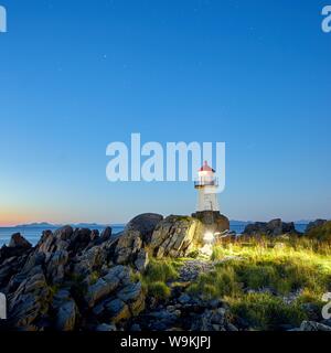 Un moment magique en Norvège. J'ai trouvé ce phare dans les Lofoten. Une famille est en cours d'exécution dans ma photo. Banque D'Images