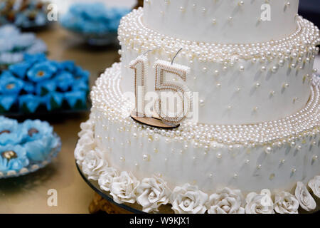 Gâteau de fête, gâteau d'anniversaire 15 ans, 15 ans. Festival, magnifique. Banque D'Images