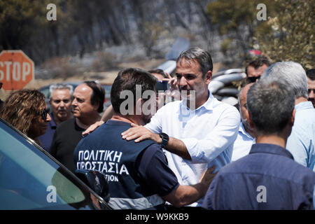 Athènes, Grèce. 14 août 2019. Le Premier ministre grec Kyriakos Mitsotakis inspecte le Makrymalli village, sur l'île d'Eubée, Grèce, le 14 août 2019. Dans le contexte des efforts pour éteindre un feu destructeur, Premier Ministre grec Kyriakos Mitsotakis le mercredi a appelé à renforcer la coopération entre les pays de l'Union européenne (UE) membres pour lutter contre les catastrophes naturelles. Il a fait l'appel au cours d'une visite à l'île de Evia frappés par l'incendie. Source : Xinhua/Alamy Live News Banque D'Images