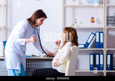 La jeune femme enceinte visiter médecin gynécologue expérimenté Banque D'Images