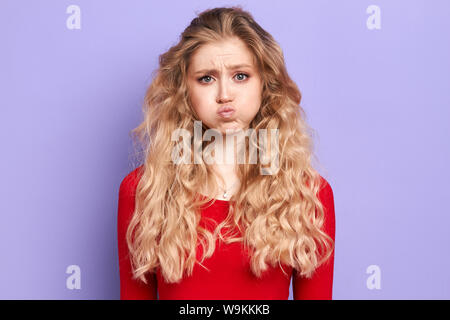 Agacé irrité funny woman blowing ses joues, les sourcils, se sentant frustrés avec quelque chose. Les expressions du visage, les émotions et sentiments. isolat Banque D'Images