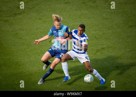 Alex Samuel de Wycombe Wanderers & Andy Rinomhota de Reading fc pendant la Coupe du buffle 1er tour match entre Wycombe Wanderers et Lecture à Adams Banque D'Images