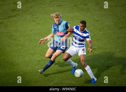 Alex Samuel de Wycombe Wanderers & Andy Rinomhota de Reading fc pendant la Coupe du buffle 1er tour match entre Wycombe Wanderers et Lecture à Adams Banque D'Images