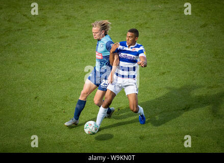 Alex Samuel de Wycombe Wanderers & Andy Rinomhota de Reading fc pendant la Coupe du buffle 1er tour match entre Wycombe Wanderers et Lecture à Adams Banque D'Images