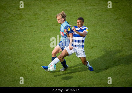 Alex Samuel de Wycombe Wanderers & Andy Rinomhota de Reading fc pendant la Coupe du buffle 1er tour match entre Wycombe Wanderers et Lecture à Adams Banque D'Images