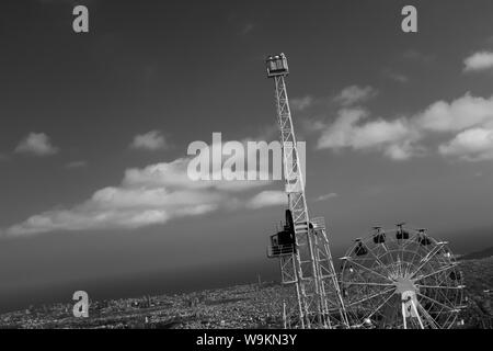 Vue panoramique de Barcelone, photographiés avec un point de vue. Vue panoramique sur le parc d'attractions du Tibidabo. Image en noir et blanc. Banque D'Images