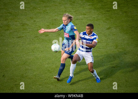 Alex Samuel de Wycombe Wanderers & Andy Rinomhota de Reading fc pendant la Coupe du buffle 1er tour match entre Wycombe Wanderers et Lecture à Adams Banque D'Images