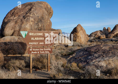 Les panneaux pour l'Alabama Hills, Sierra Nevada, Lone Pine, en Californie. Banque D'Images