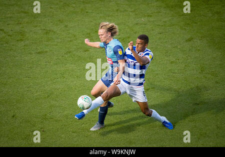 Alex Samuel de Wycombe Wanderers & Andy Rinomhota de Reading fc pendant la Coupe du buffle 1er tour match entre Wycombe Wanderers et Lecture à Adams Banque D'Images