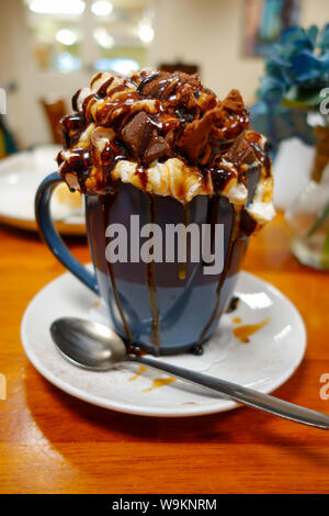 Une tasse de chocolat chaud de l'luxe avec des guimauves et des morceaux de "chocolats" unchie Banque D'Images