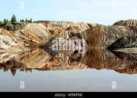 Paysage - lac au fond d'une carrière d'extraction de kaolin a passé avec de belles pentes avec des traces d'eau Banque D'Images