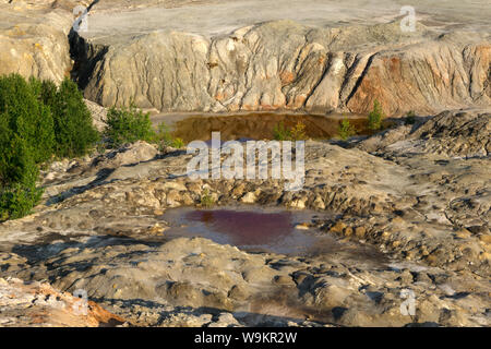 Paysage - lacs au fond d'une carrière d'extraction de kaolin avec belles pentes avec des traces d'eau Banque D'Images