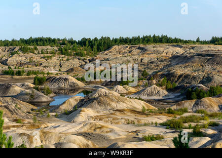 Paysage - lacs au fond d'une carrière d'extraction de kaolin avec belles pentes avec des traces d'eau Banque D'Images