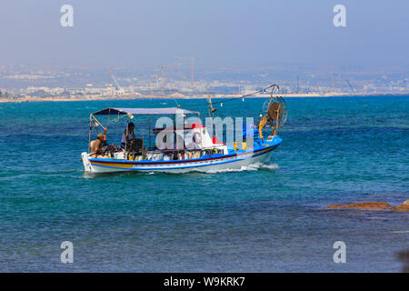 Colaborar con chicos guapos chypriote traditionnel bateau et équipage, vers la mer de Potamos Creek, Liopetri, octobre 2018 Chypre Banque D'Images