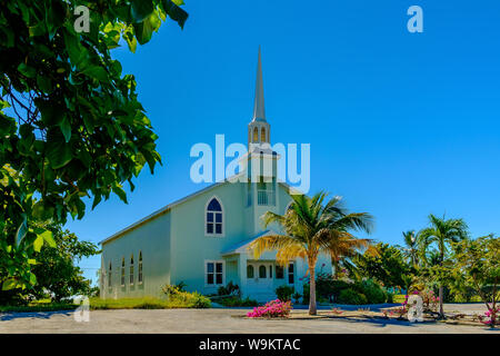 La petite Caïman, Îles Cayman, Nov 2018, l'église baptiste de bleu entre la mer des Caraïbes et Guy Banks Road Banque D'Images