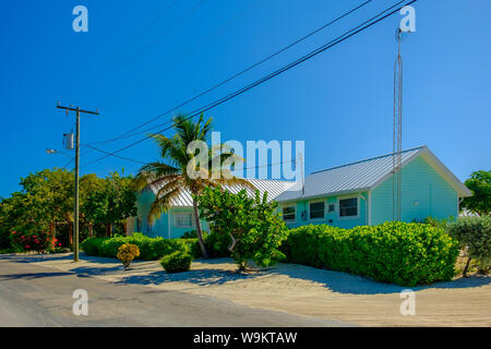 La petite Caïman, Îles Cayman, Nov 2018, bleu Caraïbes-style maisons avec toit en tôle par Guy Banks road Banque D'Images