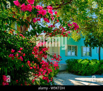 La petite Caïman, Îles Cayman, Nov 2018, gros plan d'une maison de style turquoise des Caraïbes et son jardin à l'avant Banque D'Images