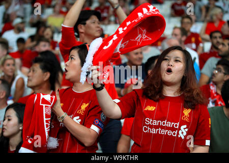 Des fans de Liverpool dans les stands avant la Super Coupe de l'UEFA Finale à Besiktas, Istanbul Park. Banque D'Images