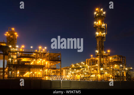 Nuit paysage industriel avec des lumières vives de lanternes - unité de craquage catalytique (FCC) dans une usine chimique moderne équipement de raffineur d'huile. Banque D'Images