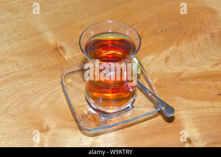 Thé turc noir en verre en forme de poire, d'Azerbaïdjan traditionnel thé aromatique dans armudu cup . Plateau en armudu traditionnel azerbaïdjanais (verre) en forme de poire Banque D'Images