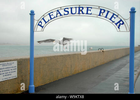 Weymouth, Dorset. 14 août 2019. Météo britannique. C'est même mouillé à Weymouth, une ville qui marque le plus grand ensoleillement annuel au Royaume-Uni Crédit : Stuart fretwell/Alamy Live News Banque D'Images