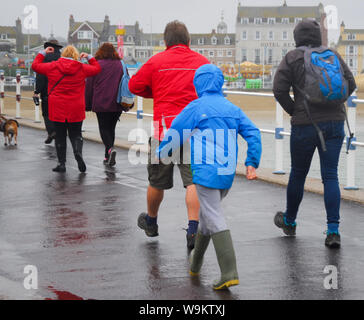 Weymouth, Dorset. 14 août 2019. Météo britannique. C'est même mouillé à Weymouth, une ville qui marque le plus grand ensoleillement annuel au Royaume-Uni Crédit : Stuart fretwell/Alamy Live News Banque D'Images