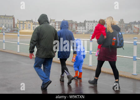 Weymouth, Dorset. 14 août 2019. Météo britannique. C'est même mouillé à Weymouth, une ville qui marque le plus grand ensoleillement annuel au Royaume-Uni Crédit : Stuart fretwell/Alamy Live News Banque D'Images