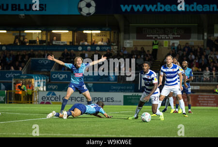 Alex Samuel de Wycombe Wanderers manifestations pour les fonctionnaires au cours des Carabao Cup 1er tour match entre Wycombe Wanderers et Lecture à Adams Park, Hig Banque D'Images