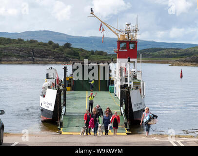 Les passagers et les voitures descendre de l'île de MV (Cumbrae) au terminal de ferry, Portavadie Portavadie, ARGYLL & BUTE. Banque D'Images